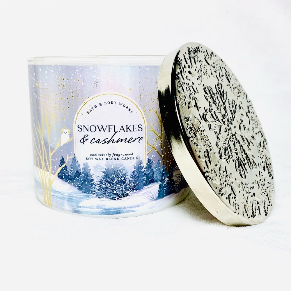 📌SOLD📌Bath & Body Works Snowflakes & Cashmere 3 Wick Candle | Snowflake Lid